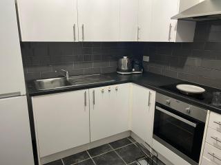 B&H Stays - Thames Ditton - 1