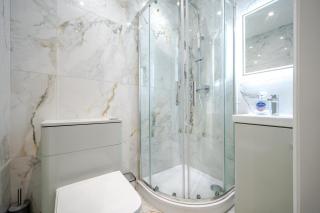 Modern 2 Bed Flat, Wifi, Parking, Self Check-in, Sleeps 5, 2 bathrooms, Close to Stepping Hill & Motorways - 9