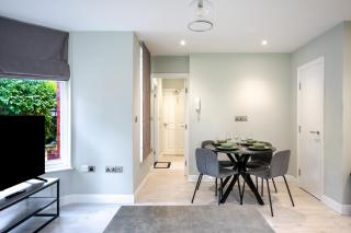 Modern 2 Bed Flat, Wifi, Parking, Self Check-in, 2 bathrooms, Close to Stepping Hill & Motorways, Long stays, Sleeps 5 - 8