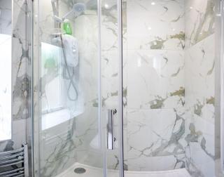 Modern 2 Bed Flat, Wifi, Parking, Self Check-in, 2 bathrooms, Close to Stepping Hill & Motorways, Long stays, Sleeps 5 - 7