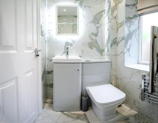 Modern 2 Bed Flat, Wifi, Parking, Self Check-in, 2 bathrooms, Close to Stepping Hill & Motorways, Long stays, Sleeps 5 - 5