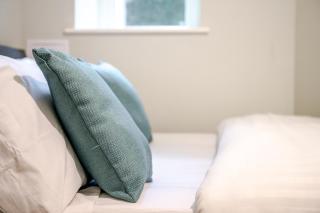 Modern 2 Bed Flat, Wifi, Parking, Self Check-in, 2 bathrooms, Close to Stepping Hill & Motorways, Long stays, Sleeps 5 - 3