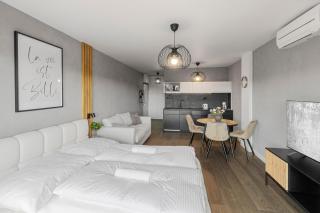 LAM Marble Castle View - AC - Balcony - 2