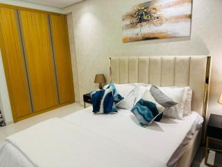 Plush & Modern 2BR Luxury stay with picturesque Rooftop 64th floor - 4