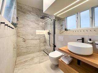 New Modern Art Loft Apartment, City Center - Prague - 9