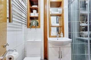 Quirky 2-Bed Brentwood Home Near High St & Station - With Parking - 2