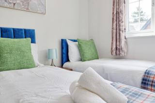 Quirky 2-Bed Brentwood Home Near High St & Station - With Parking - 1