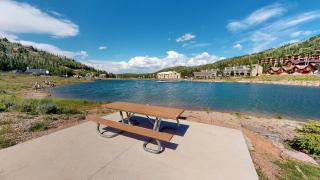 Royal King Suite Pool-Spa Ski-in out Gym, Sauna, Laundry, BBQ - 2