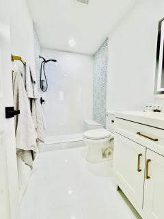 Modern Hollywood Beach Retreat 2BDx2BTH - Games, WiFi, AC - 4