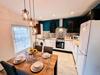 Modern & Spacious 2-BR Flat 3 in Liverpool - 4