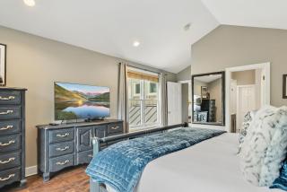 Luxurious Peak 8 Lodge 4BDR Near Slopes with Private Hot Tub - 8