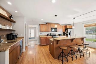 Family Friendly Spacious 4BR Townhome Hot Tub less than 1 mile to town - 3