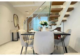Dove 2BR Modern Poolside Stay - Walk to Masdar Park & City Centre Mall - 3