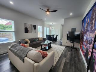Stylish 3BR Apt w King Suite - 0