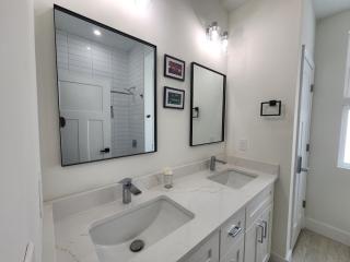 Stylish 3BR Apt w King Suite - 8