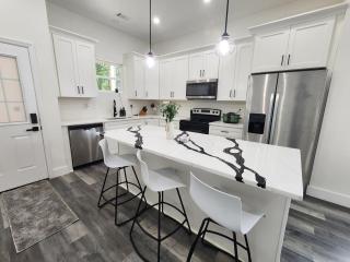 Stylish 3BR Apt w King Suite - 6