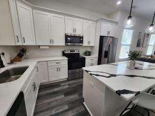 Stylish 3BR Apt w King Suite - 3
