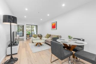 Cozy 2-Bedroom Apartment in Centre Canberra with Parking - 5