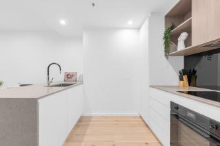 Cozy 2-Bedroom Apartment in Centre Canberra with Parking - 7