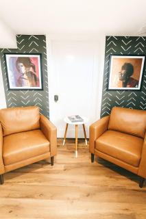 Sleeps 10 + Coffee bar + Game Room + Train to CHGO - 1