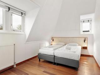 Comfortable Waterfront Park Retreat - 3