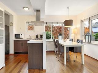 Comfortable Waterfront Park Retreat - 5