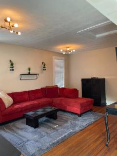 Southern Parkway Retreat Near Downtown Louisville - 0