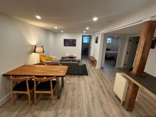 The Orange Door Bungalow- 2-BR w private yard, walkable to cafes & restaurants, 10 min to DT - 5