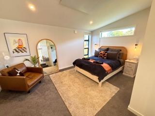 Architectural guest house in St Clair - 8