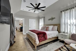 Chateau De Callis - Hot Tub & 1 Block to Main St - 6