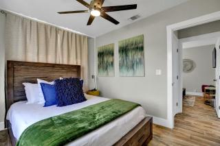 Chateau De Callis - Hot Tub & 1 Block to Main St - 5