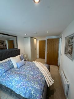 Velvet Leaf Retreat - 2 Bedrooms, 3 Beds, Ensuites, Park Views, Free Parking - 9