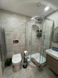 Velvet Leaf Retreat - 2 Bedrooms, 3 Beds, Ensuites, Park Views, Free Parking - Leeds - 2