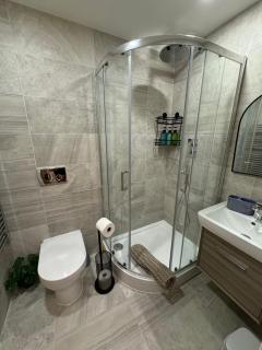 Velvet Leaf Retreat - 2 Bedrooms, 3 Beds, Ensuites, Park Views, Free Parking - 3