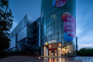 Trendy Romantic Hotel Guangzhou Baoneng Performing Arts Center Science City Metro Station Branch - 0