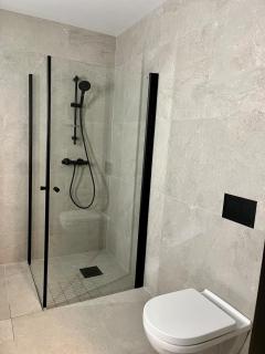 three bedrooms with shared kitchen and bathroom room two - 8