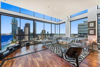 Incredible City Views in Convenient CBD Apartment - 5