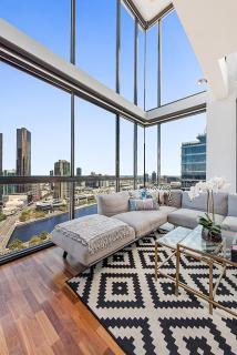 Incredible City Views in Convenient CBD Apartment - 3