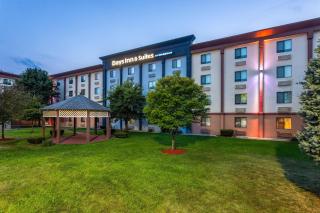 Days Inn and Suites by Wyndham Hammond, IN - 8