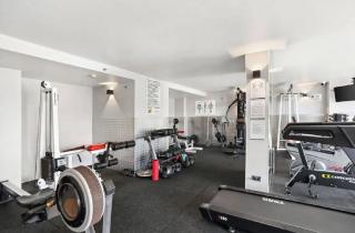 Bright 2BR Pad with Scenic City-View, Gym & Pool - Sydney - 8