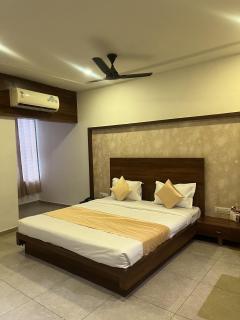 Crown Hotel - 8