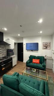 Walsall 3 Bedrooms WiFi & gated Car park 7Sleeps 70 Windsor - 3