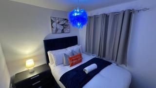 Walsall 3 Bedrooms WiFi & gated Car park 7Sleeps 70 Windsor - Birmingham - 0