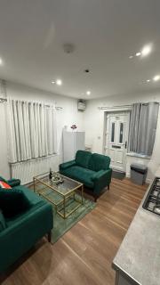 Walsall 3 Bedrooms WiFi & gated Car park 7Sleeps 70 Windsor - 1