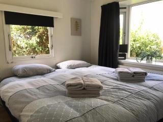 Boshuis Bubbels Wellness Chalet with Private HOTTUB and SAUNA - Super Holiday House with Huge Garden and Private Parking Space - Veluwe Holiday Voorthuizen - 2