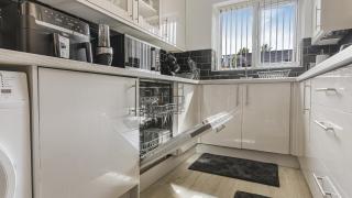 Autumn House - Spacious 4 Bedroom, Smart TVs all Rooms - 1