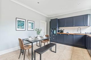 Stunning and Charming 4-bed Home in Newark by Renzo, Free Wi-Fi, Sleeps 8! - 1