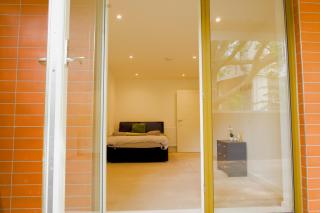 Cosy 3-BR Retreat with Balcony Near Central London - 9