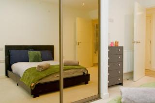 Cosy 3-BR Retreat with Balcony Near Central London - 0