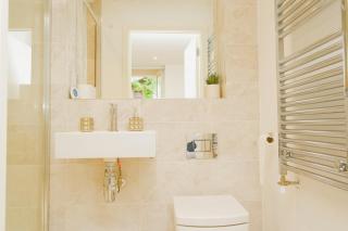 Cosy 3-BR Retreat with Balcony Near Central London - 1